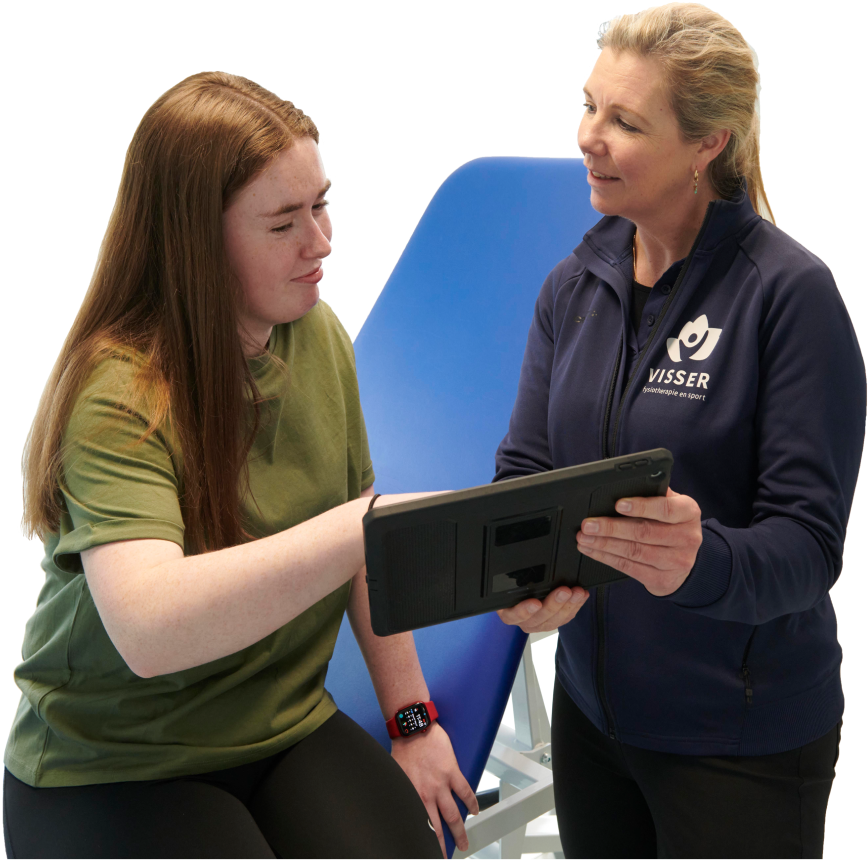 fysiotherapeut legt oefening in epd software uit via tablet