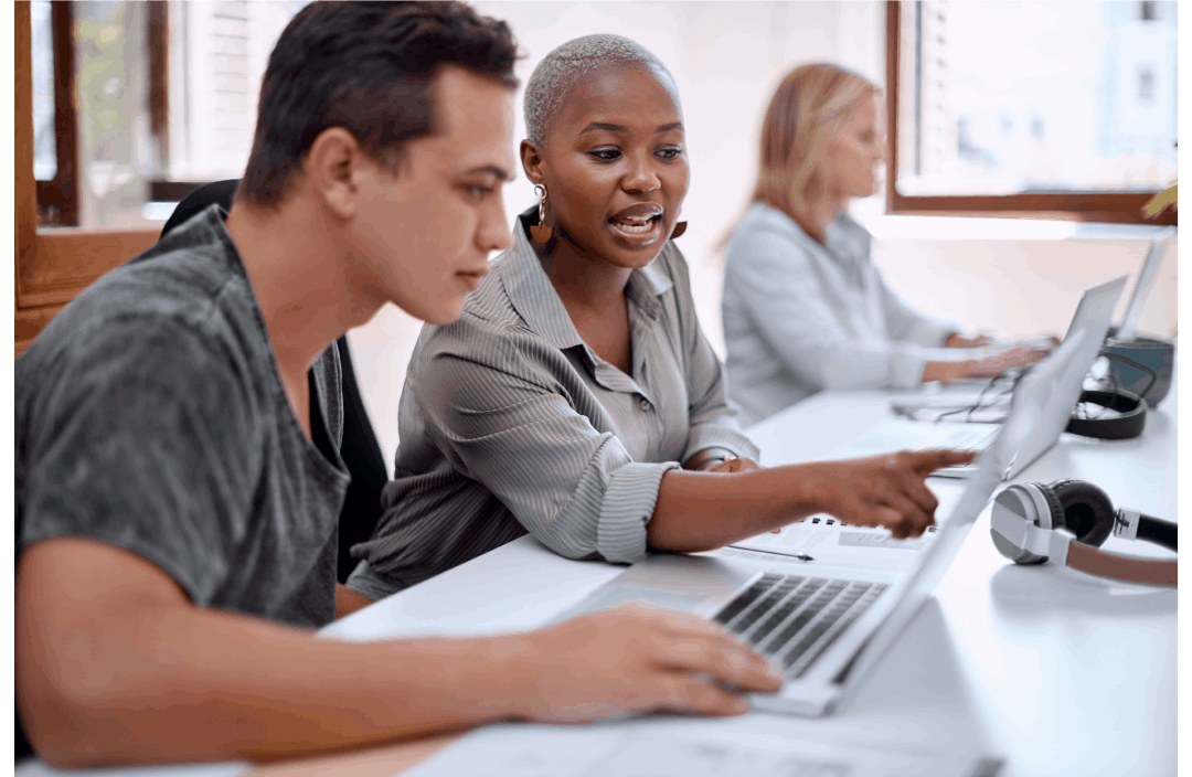 vrouw wijst naar scherm laptop man bij hulp EPD software