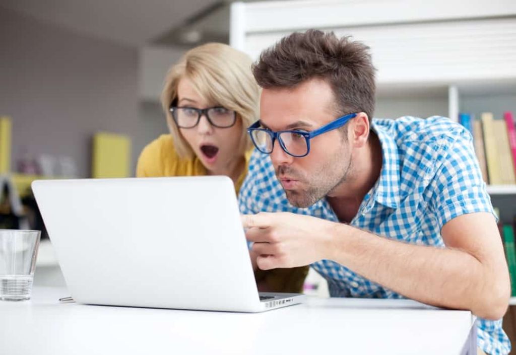 man en vrouw vol verbazing achter laptop om zorgprestatiemodel EPD