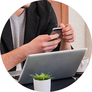 man met telefoon en laptop