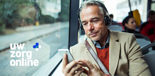 man kijkt op telefoon op Uw zorg Online app