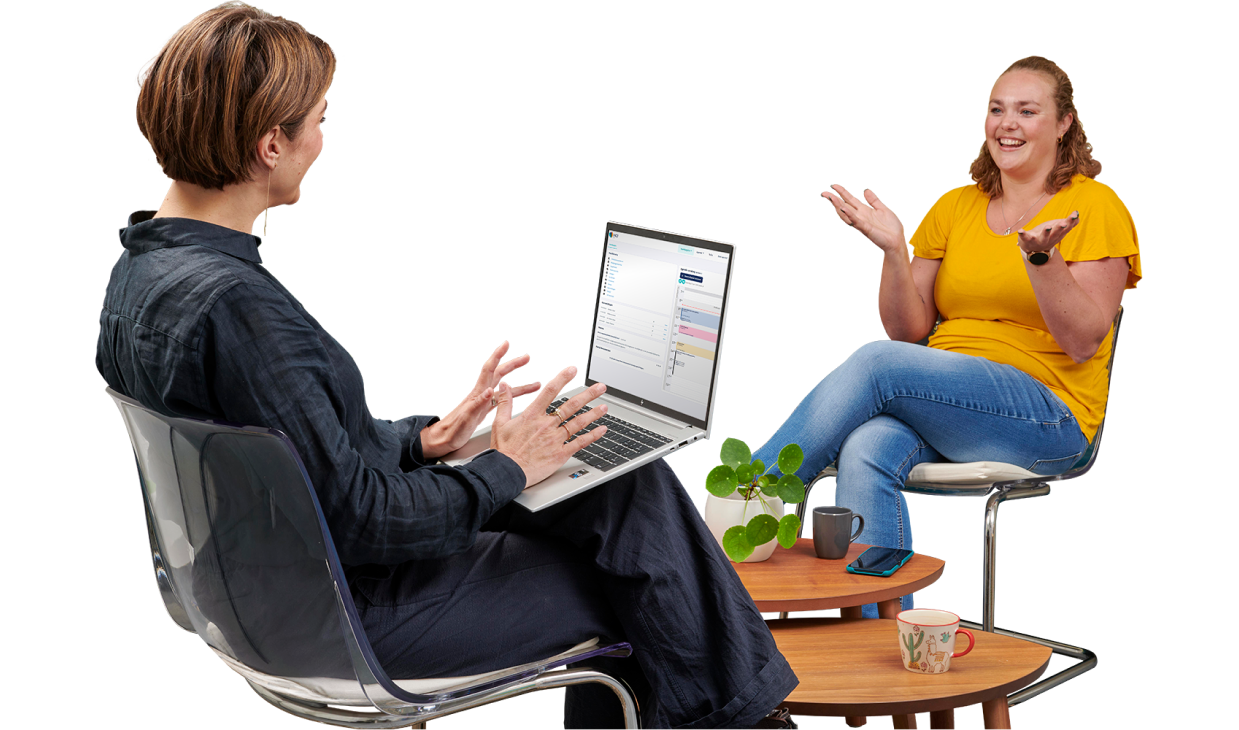 GGZ therapeut in gesprek met client en met laptop op schoot waar EPD software op getoond wordt