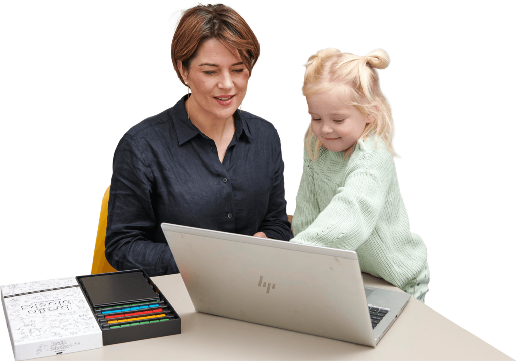GGZ therapeut met kind kijkt op laptop