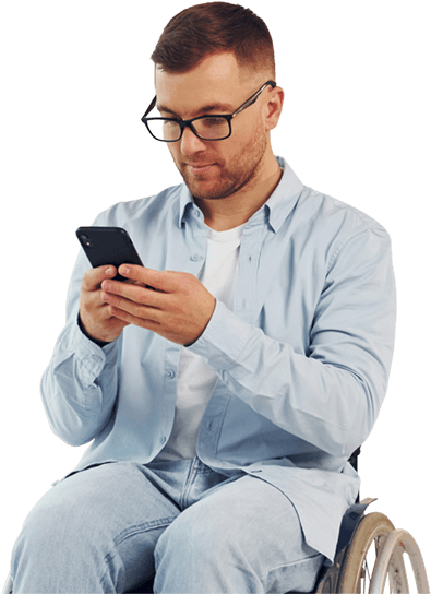 Revalidatie - man in rolstoel kijkt op telefoon