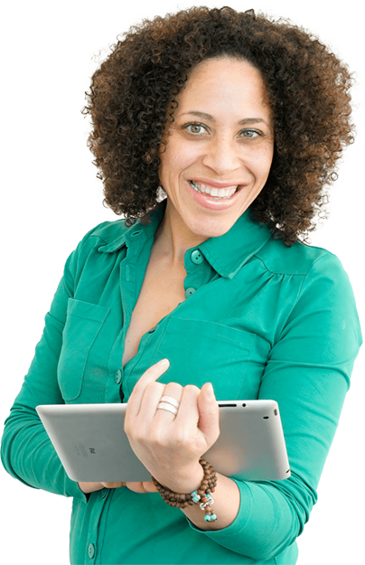dame kijkt in camera met tablet in hand