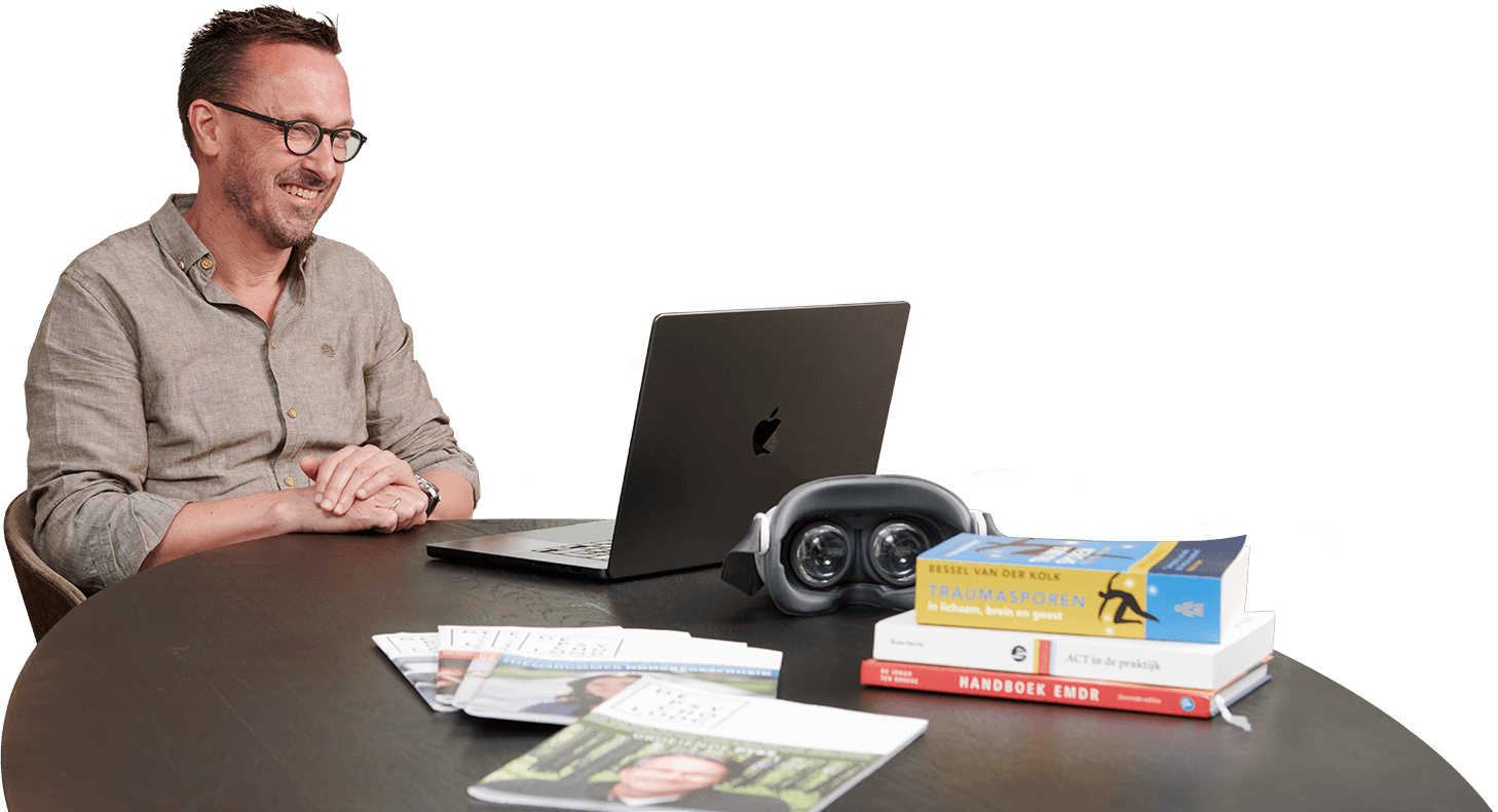 online GGZ therapeut aan het werk achter laptop