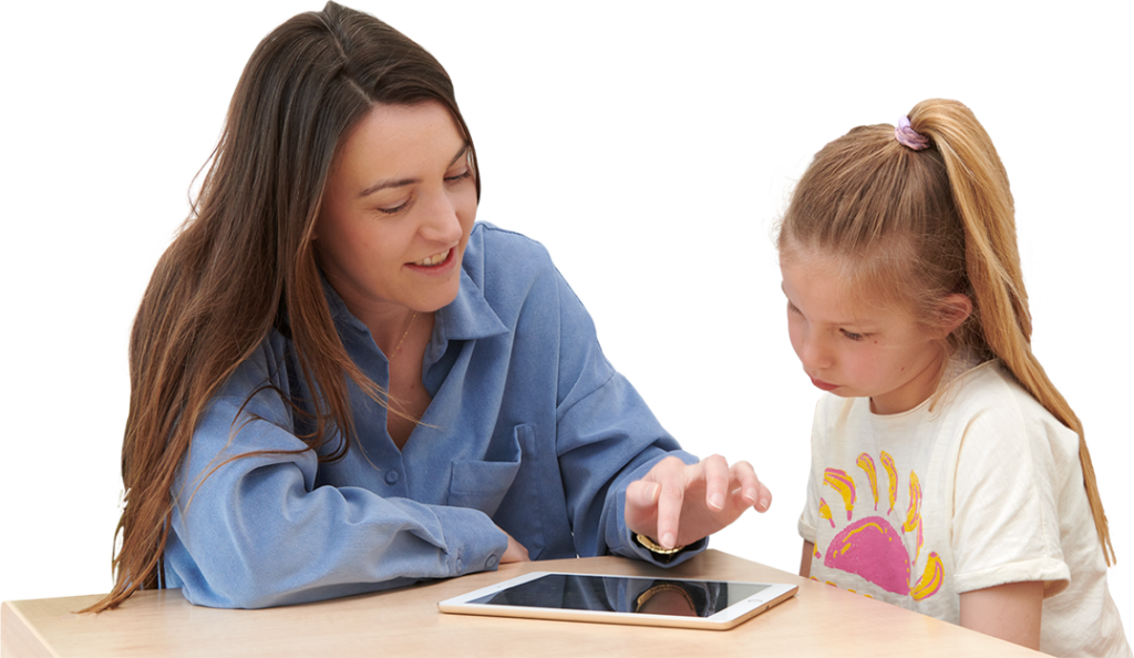 logopedist in actie met kind kijkend op tablet