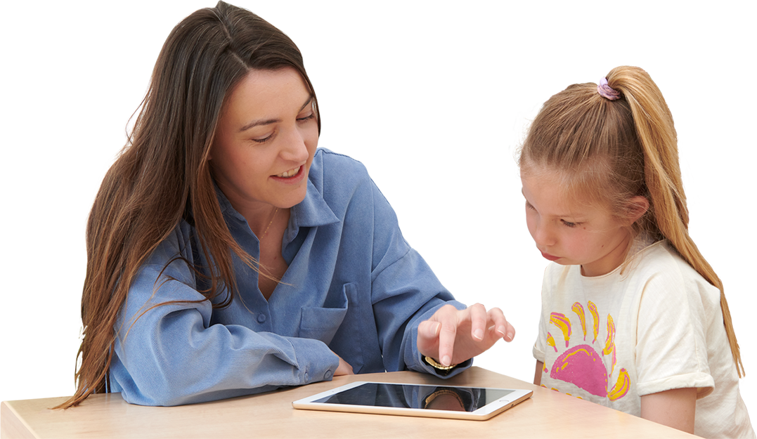 logopedist in actie met kind kijkend op tablet