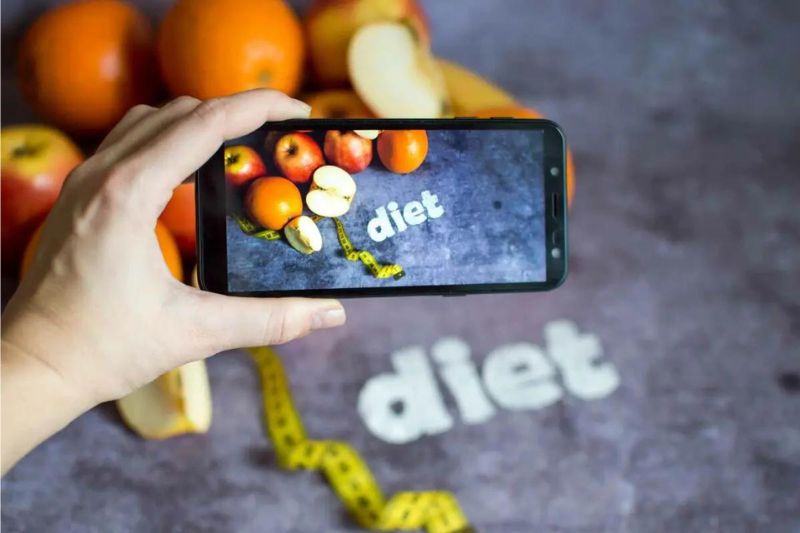 health-dietetiek iemand maak foto met telefoon van appels