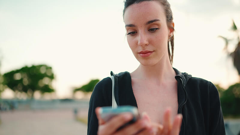 dame check UZO app op telefoon