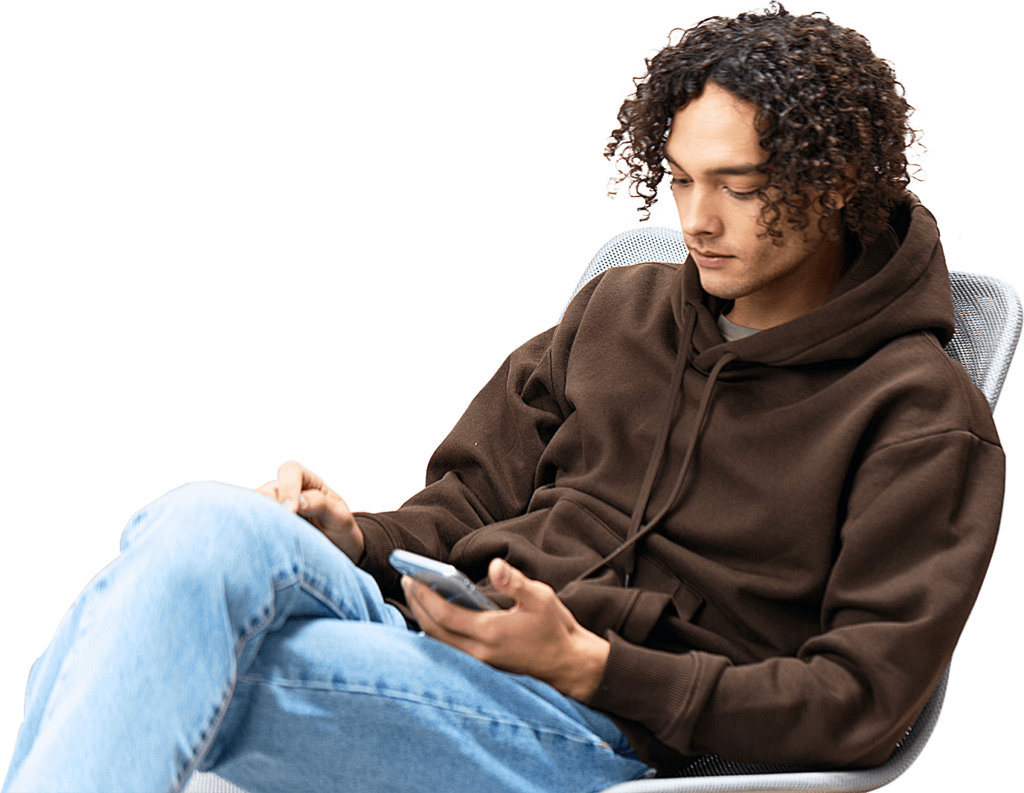 jongen check UZO app op telefoon