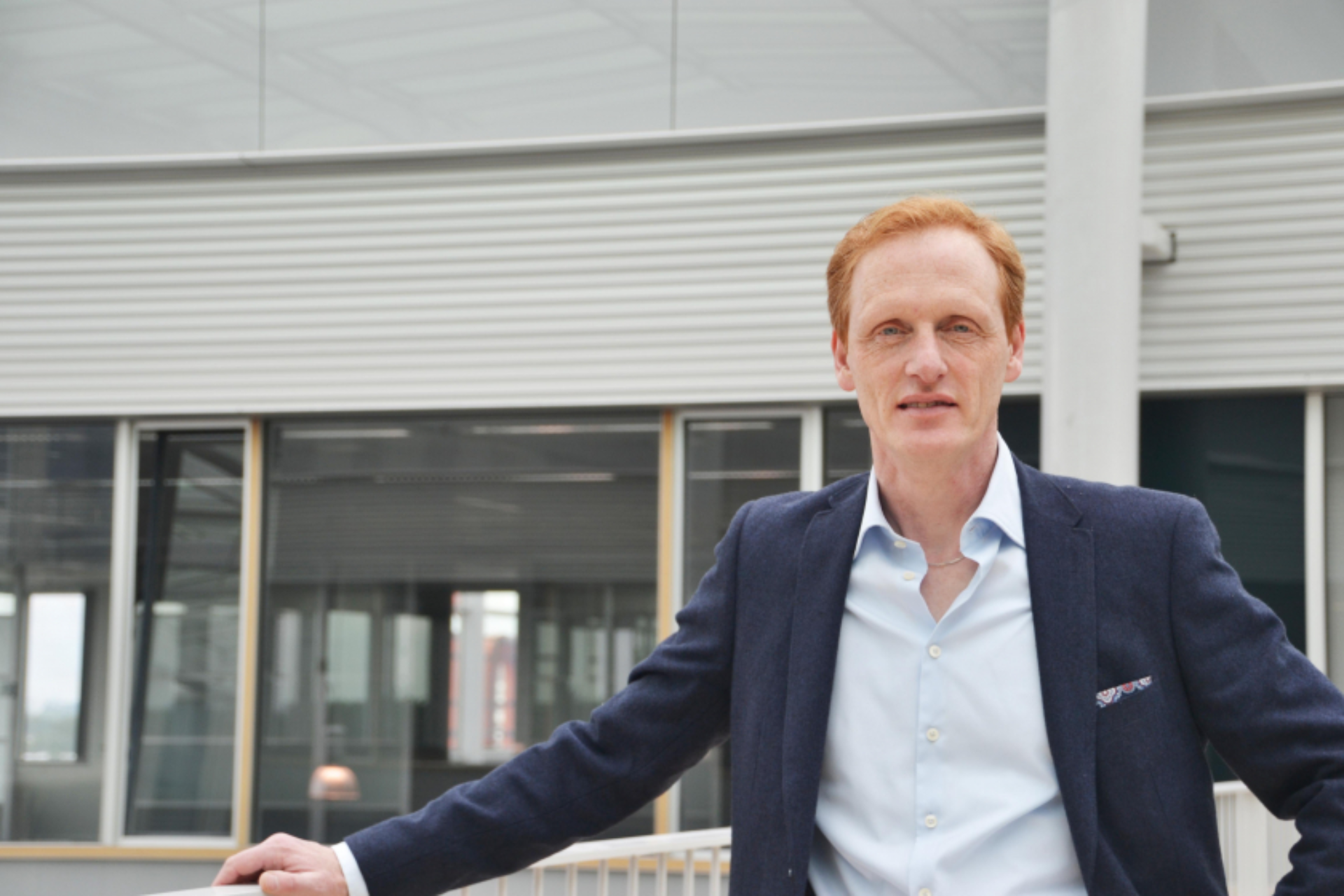 Gideon Kreytz staat voor hoofdkantoor HCI